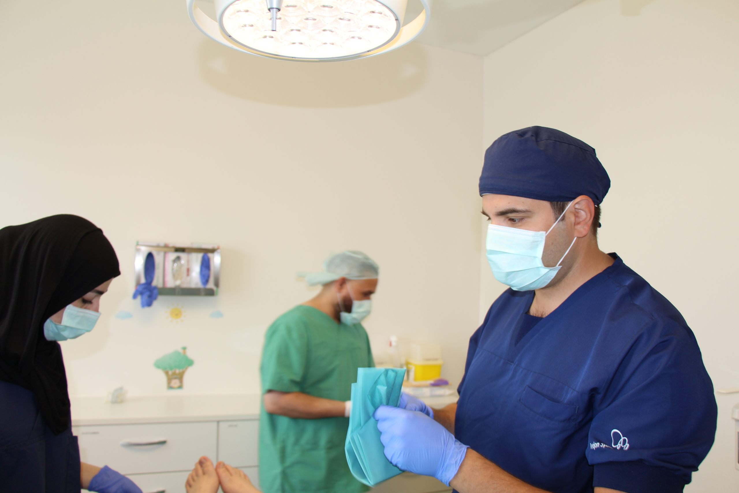 Ein Arzt erklärt einer Gruppe die psychologische und sozialen Vorteile der Beschneidung in einer Klinik