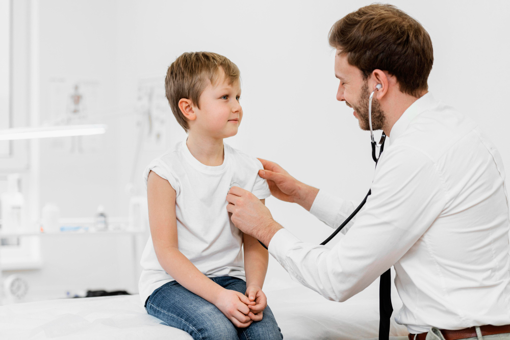 Arzt spricht mit Patient über Beschneidung – offene Kommunikation und Vertrauen im medizinischen Gespräch