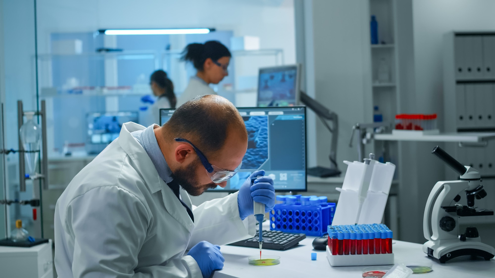 Medizinisches Team prüft Qualitätssicherung in Klinik – sterile Instrumente und höchste Hygienestandards bei Beschneidung