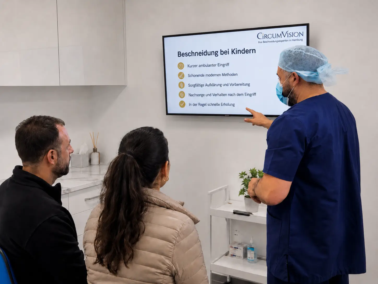 Zwei Ärzte diskutieren in einer modernen Klinik über Gesundheit und innovative Beschneidungsmethoden.