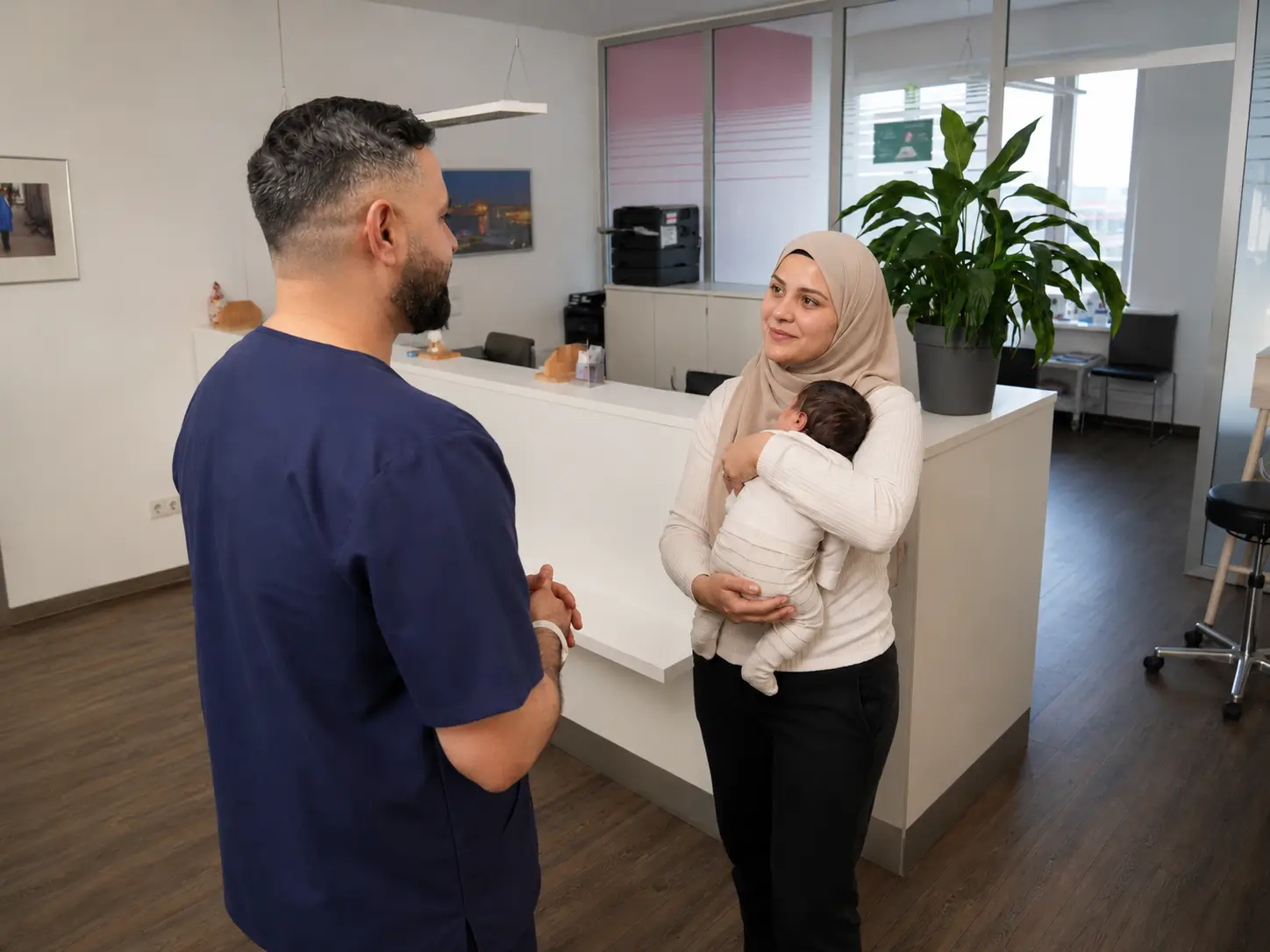 Arzt erklärt Elternpsychologie bei Beschneidung – Mutter und Vater treffen gemeinsam eine emotionale, informierte Entscheidung in der Klinik